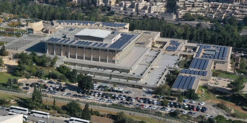 O Knesset tem 120 cadeiras, e são necessários 61 deputados para formar maioria.