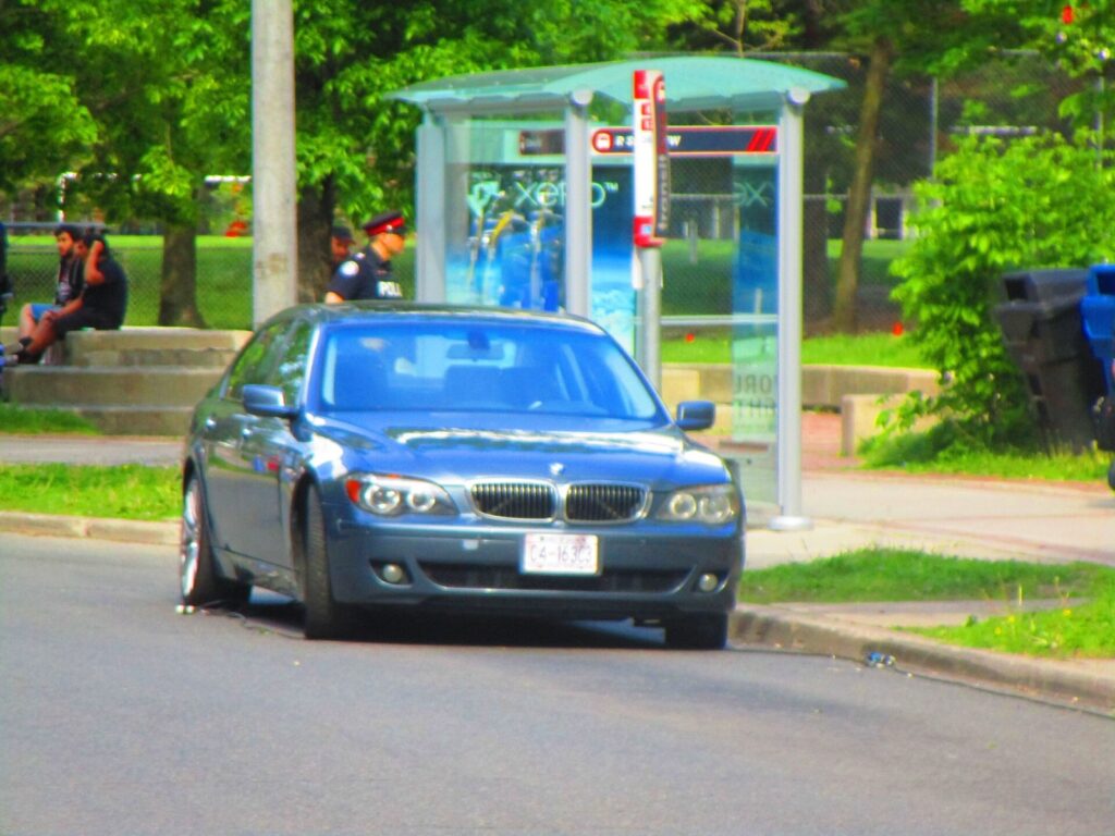 Estacionar na contramão pode render multa e quatro pontos na CNH