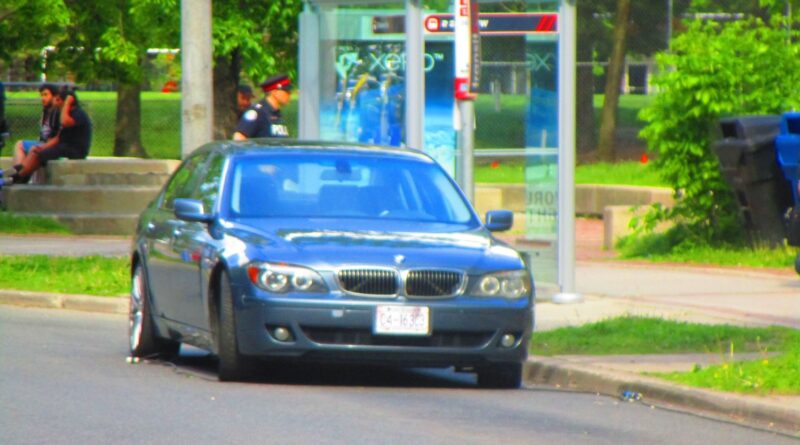 Estacionar na contramão pode render multa e quatro pontos na CNH
