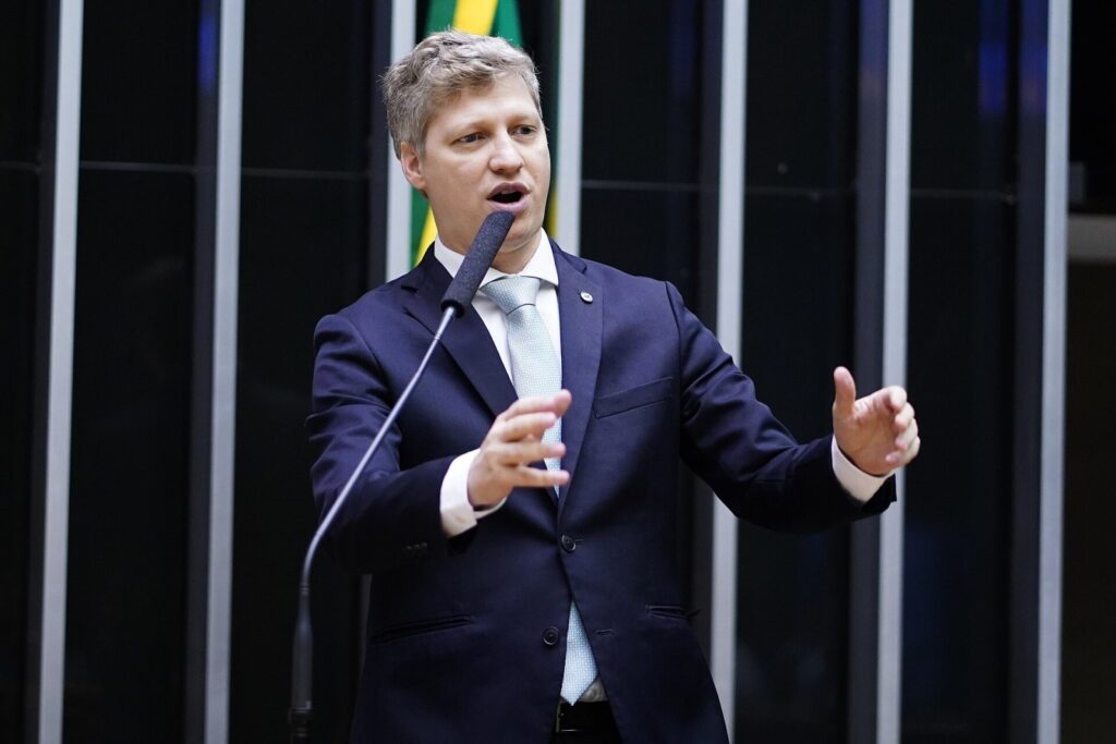 Marcel Van Hattem declarou mais de R$ 1 milhão em arrecadação coletiva, segundo o levantamento.