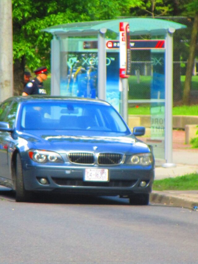 Estacionar na contramão pode render multa e quatro pontos na CNH